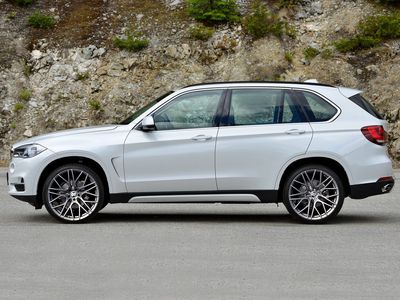 Автостекла BMW X5 F15 c установкой в Москве